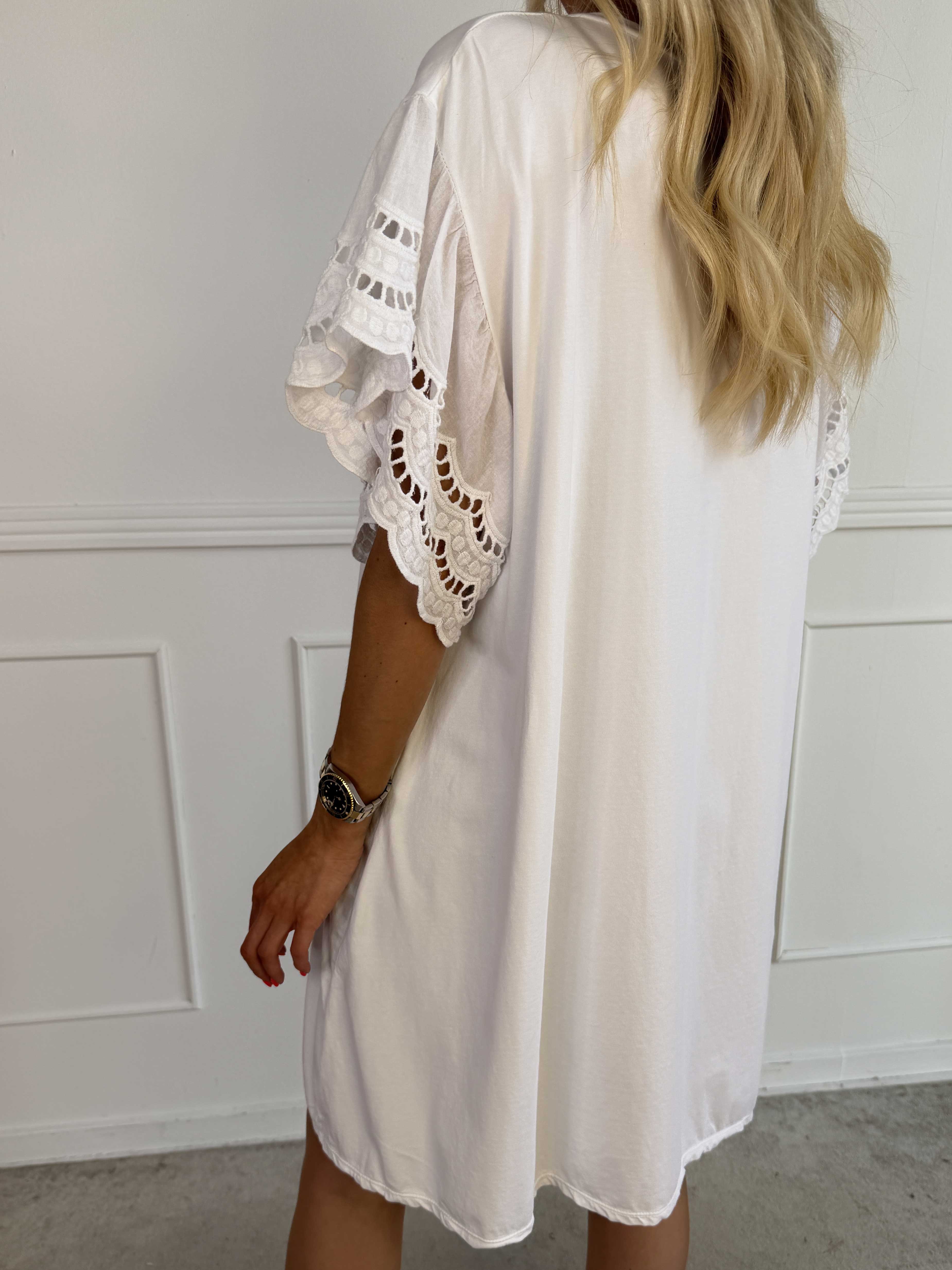 Magnolia - T-shirtkjole i blød bomuld med fine ærmer i broderet hulmønster